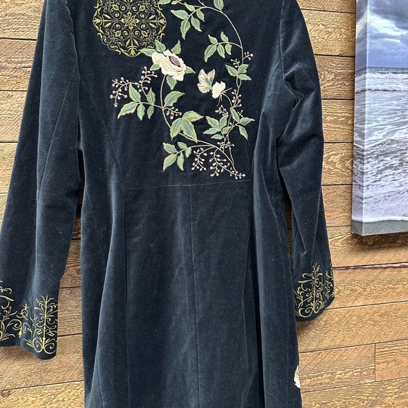 CAbi Antoinette Paris Black Velvet Embroidered Coat Women’s Size 8 - Picture 6 of 7